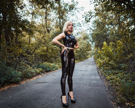 latex wife|Jennifer's Holiday by Rubberised .